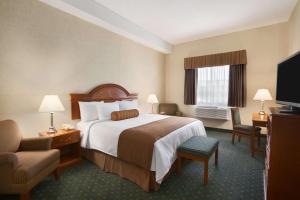 Postel nebo postele na pokoji v ubytování Travelodge by Wyndham Strathmore