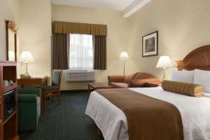Postel nebo postele na pokoji v ubytování Travelodge by Wyndham Strathmore