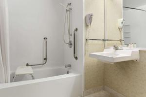 Koupelna v ubytování Travelodge by Wyndham Winnipeg East + 31 fotografií