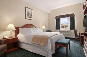 Postel nebo postele na pokoji v ubytování Travelodge by Wyndham Strathmore