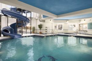 Bazén v ubytování Travelodge by Wyndham Strathmore nebo v jeho okolí