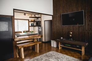 TV a/nebo společenská místnost v ubytování Shiro Cottage