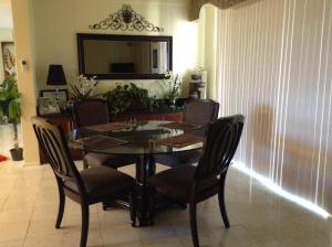 ein Esszimmer mit Tisch und Stühlen und einem Spiegel in der Unterkunft Oceanfront Home with PRIVATE POOL in Tamuning