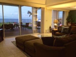 ein Wohnzimmer mit Couch und ein Esszimmer in der Unterkunft Oceanfront Home with PRIVATE POOL in Tamuning