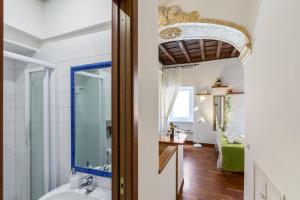 A bathroom at Enchanting loft in Trastevere