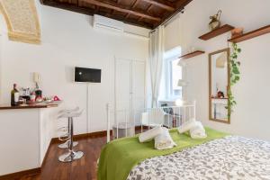 ローマにあるEnchanting loft in Trastevereのベッドルーム1室(ベッド1台、緑の毛布付)