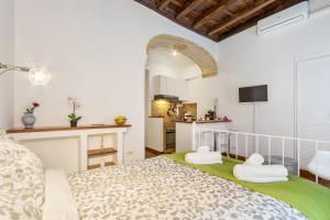 ローマにあるEnchanting loft in Trastevereのベッドルーム1室(ベッド1台付)、背景にキッチンが備わります。