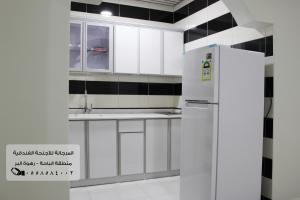 Kuchyň nebo kuchyňský kout v ubytování المرجانة للشقق المفروشه للعائلات Al Murjana Furnished Apartments for Families