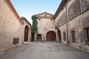 eine Gasse in einem alten Gebäude mit zwei großen Türen in der Unterkunft Esenta 55 - Lago di Garda in Esenta