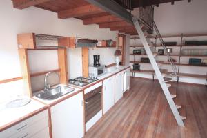 Dapur atau dapur kecil di Esenta 55 - Lago di Garda