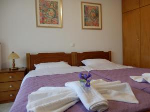 een bed met handdoeken erop bij Charisma Apartment in Plataniás