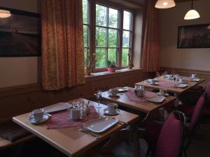 A restaurant or other place to eat at Wein & Landhaus Willi Opitz