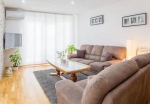 salon z kanapą i stołem w obiekcie Apartments Contessa w mieście Novigrad