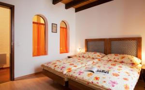 ein Schlafzimmer mit einem Bett mit einem Buch darauf in der Unterkunft Charming B&B and Osteria La Crisalide in Meride