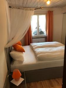 1 dormitorio con cama con dosel y ventana en Ferienwohnung Gruß aus Partenkirchen en Garmisch-Partenkirchen