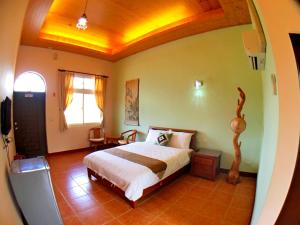 um quarto com uma cama grande em um quarto em Jiang Shui Village B&B em Fenglin