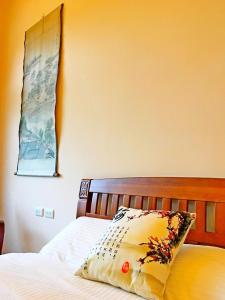 Uma cama ou camas num quarto em Jiang Shui Village B&B