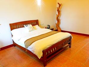 Uma cama ou camas num quarto em Jiang Shui Village B&B