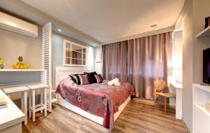 - une chambre avec un lit, un bureau et une télévision dans l'établissement Luxury Studio Yasmine, à Mostar