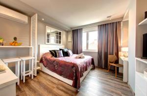 モスタルにあるLuxury Studio Yasmineのベッドと窓のあるホテルの部屋 +80枚の写真