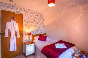 Postel nebo postele na pokoji v ubytování Neptunes Rest Guest Hotel
