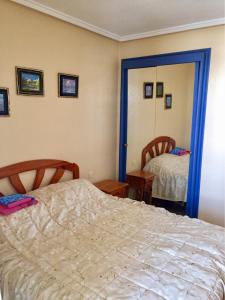 トレビエハにあるApartments atico on Calle Caballero de Rodasのベッドルーム1室(ベッド2台、鏡付)