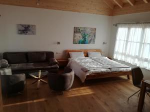a bedroom with a bed and a couch at Bed & Bike in Trichtingen