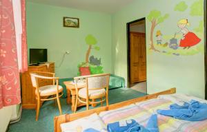 ein Schlafzimmer mit einem Bett und einem Tisch und Stühlen in der Unterkunft Borovansky mlyn in Borovany