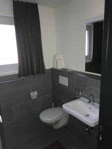 uma casa de banho com um WC e um lavatório em Aladin Apartments St Moritz em St. Moritz
