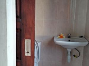 Ванная комната в Tira Amed Homestay