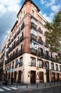 un edificio alto de ladrillo en una calle de la ciudad en Hotel Miau, en Madrid