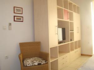 sala de estar con silla y TV en Villa Lipa en Zadar