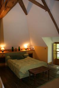 A bed or beds in a room at Manoir de Pommery