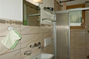 A bathroom at Studio in Chasa Quirin