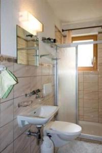A bathroom at Studio in Chasa Quirin