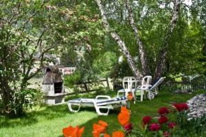 A garden outside Studio in Chasa Quirin