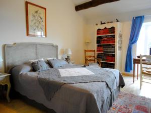 um quarto com uma cama e uma estante de livros em Chambre d'Hôtes le Jas des Sagnières em Sigoyer