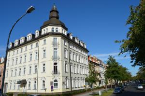 un edificio blanco con una torre encima en Hotel Fürstenhof, en Rathenow