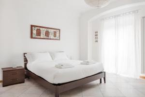 ein weißes Schlafzimmer mit einem Bett und einem Fenster in der Unterkunft Italianway-Cerano in Mailand