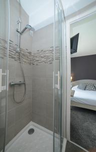een douche met een glazen deur in de badkamer bij Novalaise Plage in Novalaise