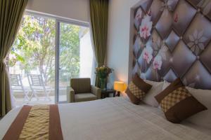 Postel nebo postele na pokoji v ubytování Ngoc Linh Luxury Hotel