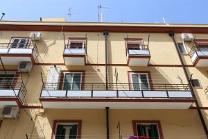 Un edificio de apartamentos con balcones a los lados. en La Casa Dei Pargoli, en Matera