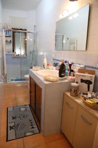 cocina con ducha, lavabo y bañera en La Casa Dei Pargoli, en Matera 23 fotos más