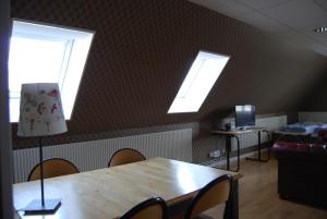 Televisyen dan/atau pusat hiburan di Halmstad Hotell & Vandrarhem Kaptenshamn