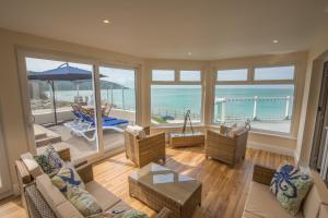 sala de estar con vistas al océano en Beachside Apartment, 2 Pilots Point, en Totland