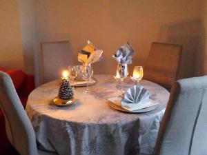 デニアにあるBelvilla by OYO Residencial Victoria 1の白いテーブルクロスとキャンドルが掛けられたテーブル