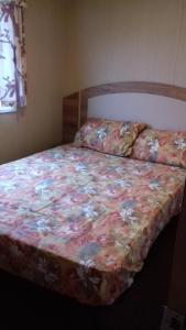 A bed or beds in a room at Haven Holiday Home Caister on Sea