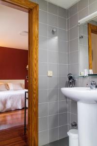 Vannas istaba naktsmītnē Hotel Montañas de Covadonga