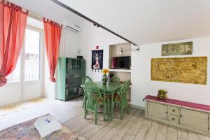 A television and/or entertainment centre at Maqueda Apartments