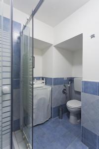 A bathroom at Maqueda Apartments